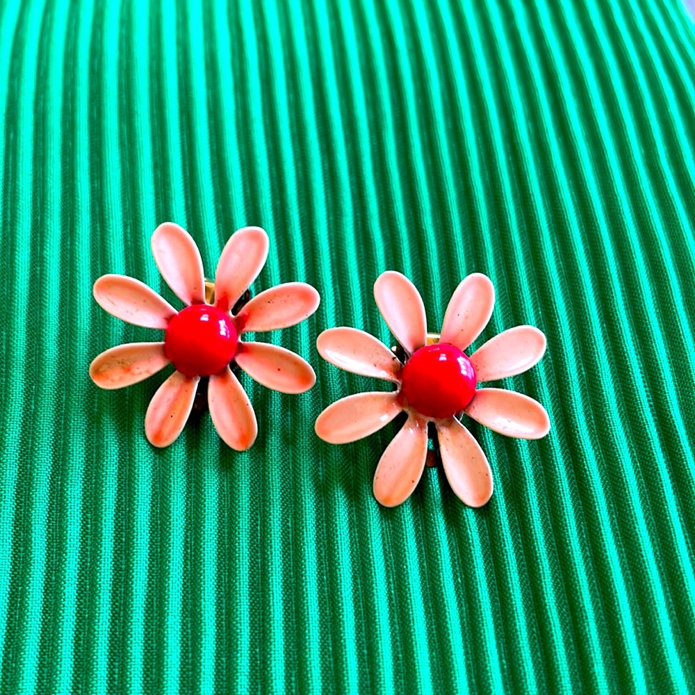 VINTAGE Flower clip earrings!